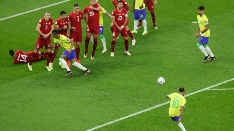 Por que o jogador fica deitado atrás da barreira na cobrança de falta da  Copa do Mundo 2022?, Empresas
