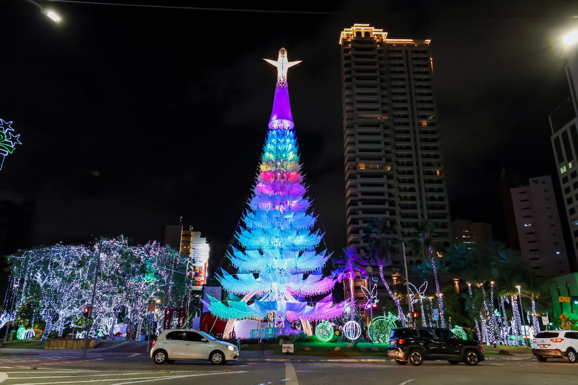 FORTALEZA, CEARA, BRASIL, 30.11.22: Decoração do Natal de Luz. Árvore de Natal na Praça Portugal. (Aurelio Alves/ O POVO) (Foto: AURÉLIO ALVES)