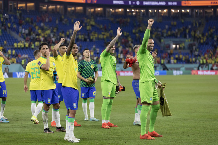 Atletas da seleção brasileira comemorando após vitória sobre a Suíça