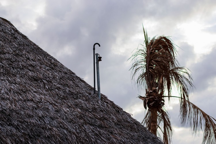 Cerca de 30 quiosques na orla da Barra do Ceará, em Fortaleza, ainda não foram inaugurados por falta de energia 