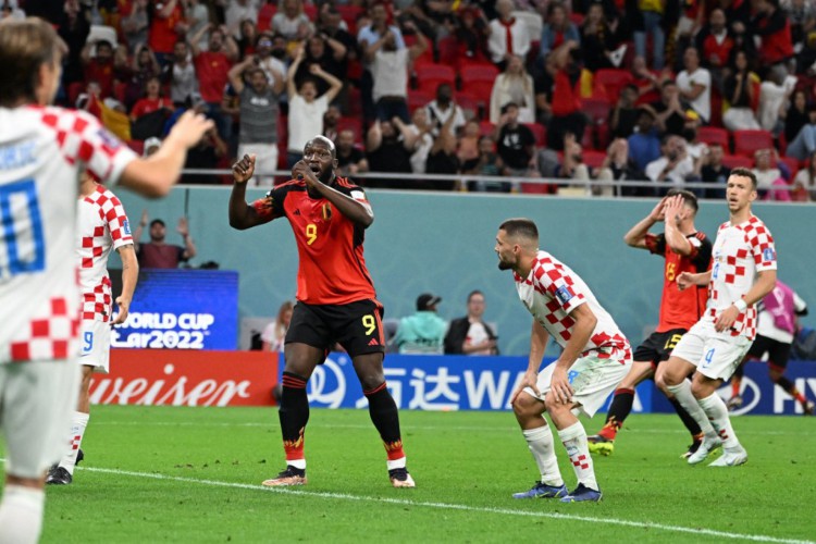 Lukaku lamenta bola na trave no jogo entre Bélgica e Croácia na Copa do Mundo