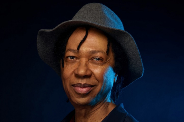 Celebrando o mais recente álbum, Djavan fará turnê mundial em 2023 e promete passar por todas as regiões do Brasil