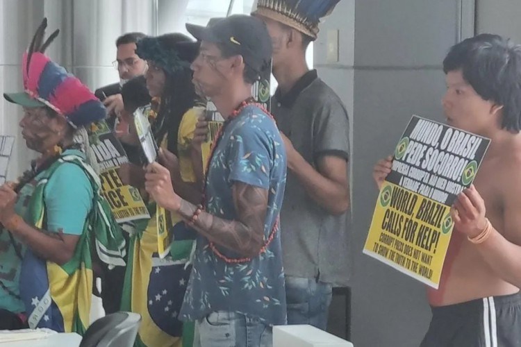 Indígenas invadem sala de aeroporto em Brasília em ato contra Lula