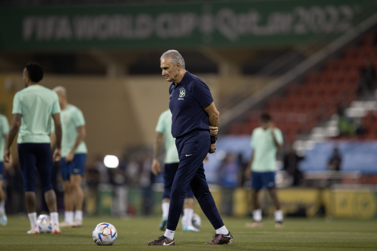 Técnico Tite em treino da seleção brasileira no Grand Hamad Stadium, em Doha, no Catar