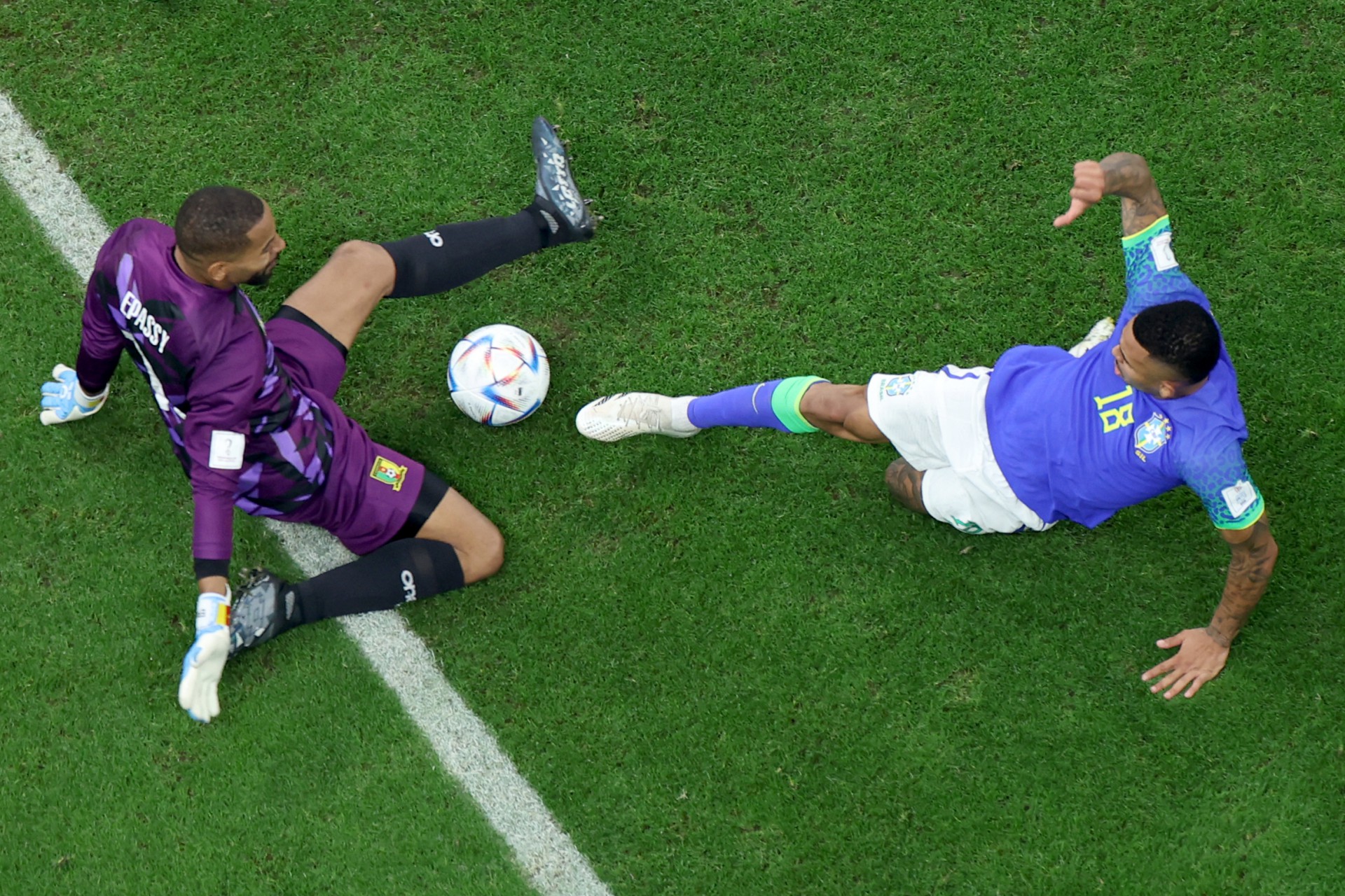 O goleiro camaronês nº 16, Devis Epassy (E), luta pela bola com o atacante brasileiro nº 18, Gabriel Jesus, durante a partida de futebol do Grupo G da Copa do Mundo Qatar 2022 entre Camarões e Brasil no Lusail Stadium em Lusail, ao norte de Doha, em 2 de dezembro de 2022. (Foto de Giuseppe CACACE/AFP) (Foto: GIUSEPPE CACACE/AFP)