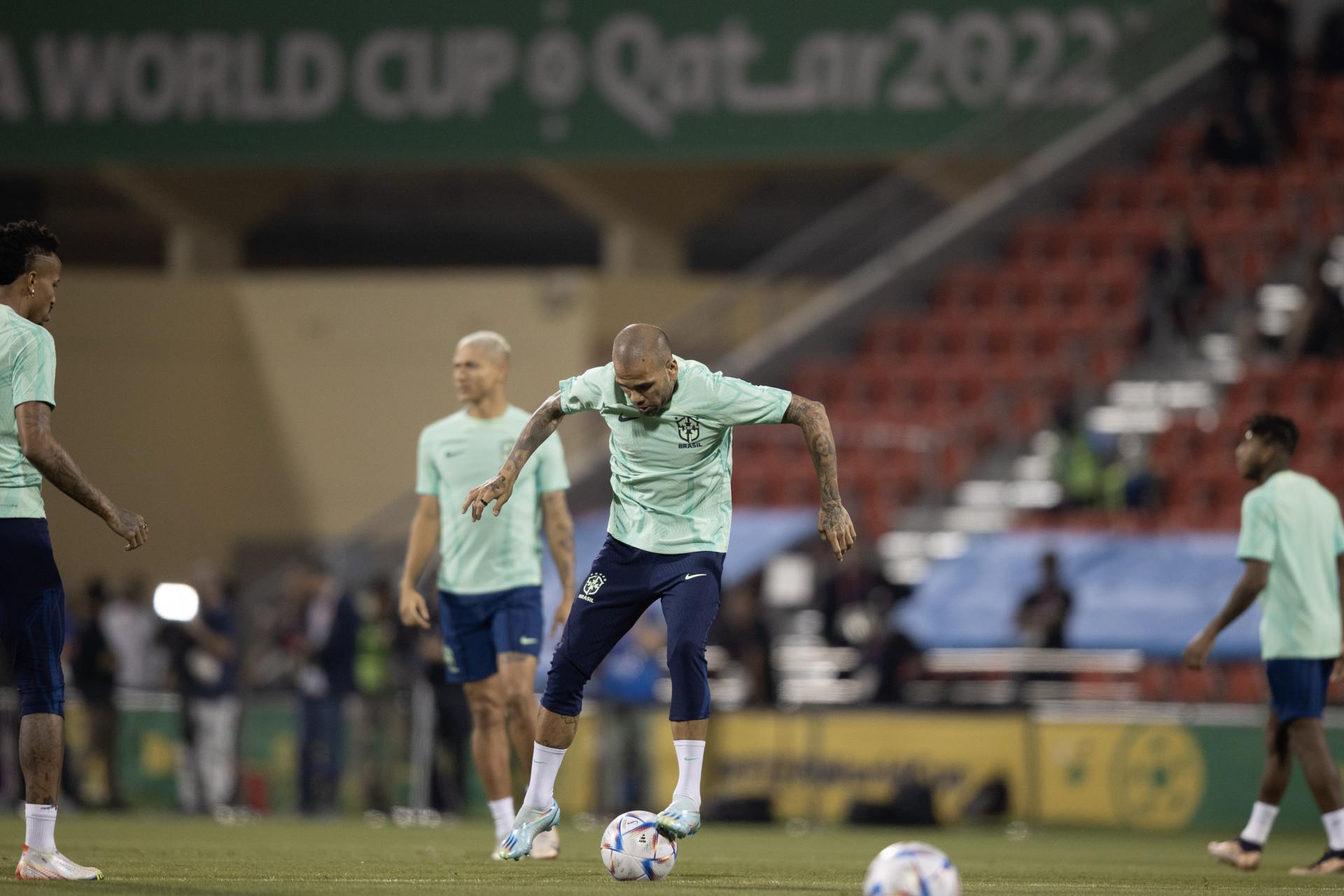 Lateral-direito Daniel Alves em treino da seleção brasileira no Grand Hamad Stadium, em Doha, no Catar (Foto: Lucas Figueiredo/CBF)