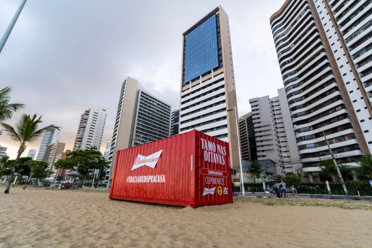 Contêiner de Budweiser na Beira Mar 