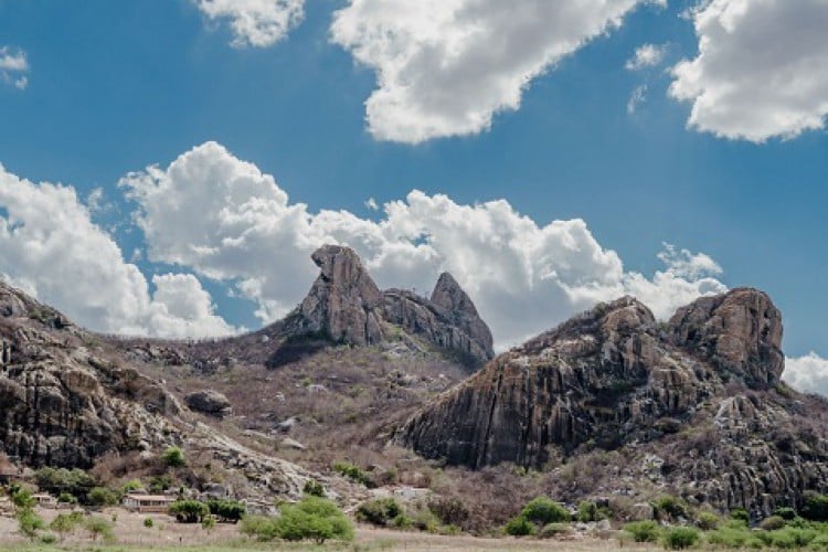 A Pedra da Galinha Choca está localizado às margens do Açude do Cedro, a 5,5 km a oeste da cidade de Quixadá