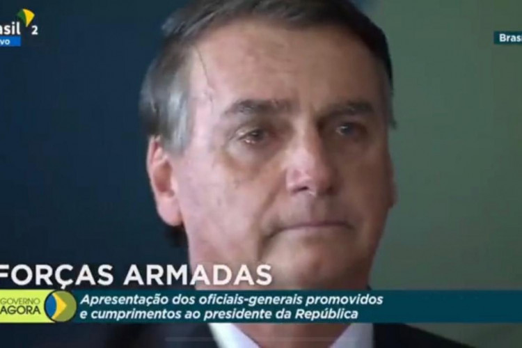 Bolsonaro chora em evento com oficiais das Forças Armadas