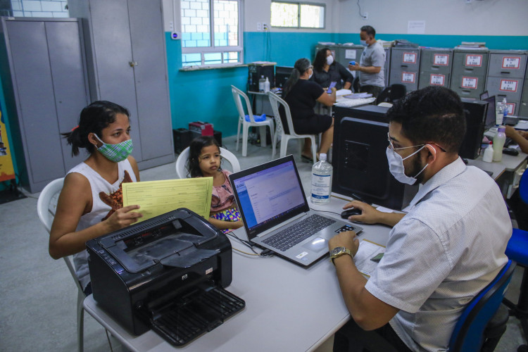 Inicio da matrícula de estudantes novatos nas Escola Municipal Ismael Pordeus, no bairro Jardim das Oliveiras 