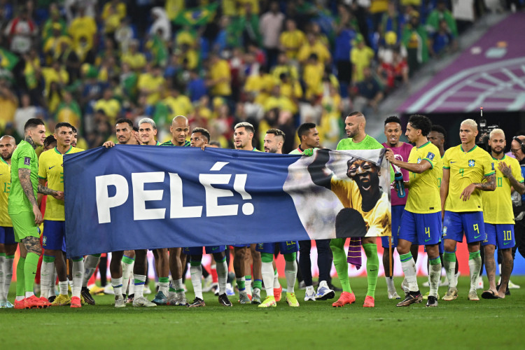 Jogadores da seleção brasileira prestam homenagem ao Pelé após goleada diante da Coreia do Sul. 