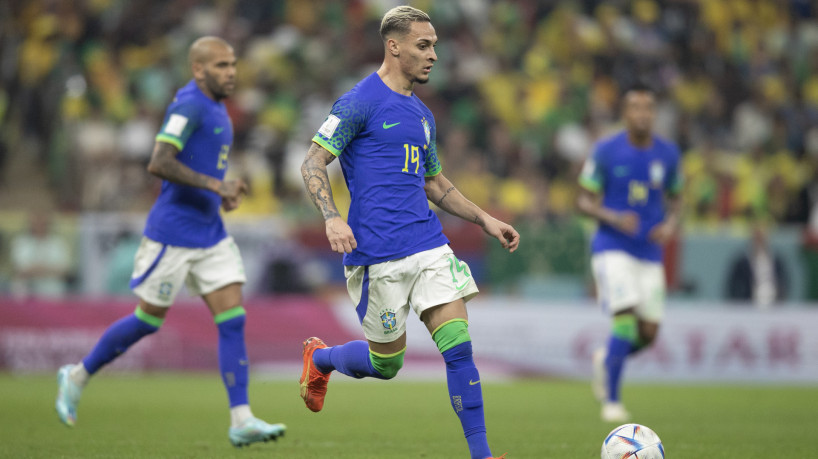 Atacante Antony no jogo Camarões x Brasil, no Lusail Stadium, pela Copa do Mundo 2022