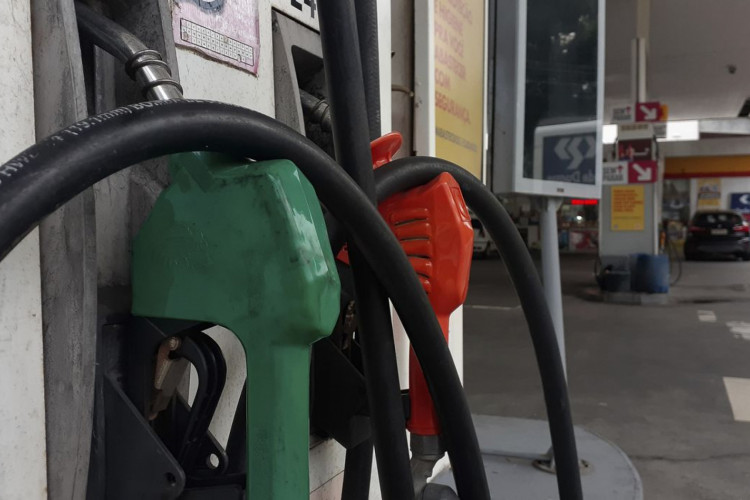 Gasolina tem valor médio de R$ 4,90 no Ceará, de acordo com pesquisa da ANP