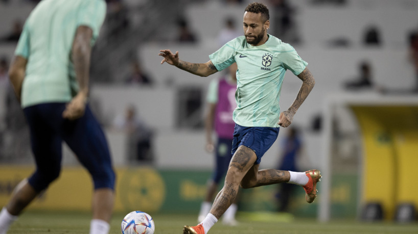 Atacante Neymar em treino da seleção brasileira no Grand Hamad Stadium, em Doha, no Catar