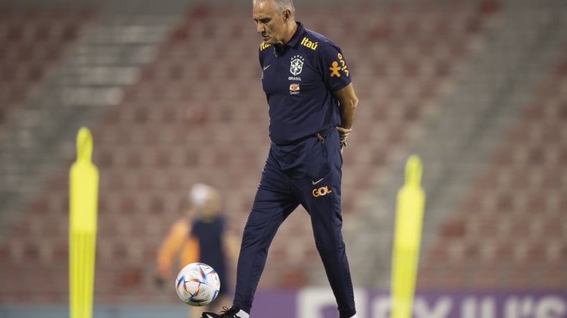 Técnico Tite em treino da seleção brasileira no Grand Hamad Stadium, em Doha, no Catar 