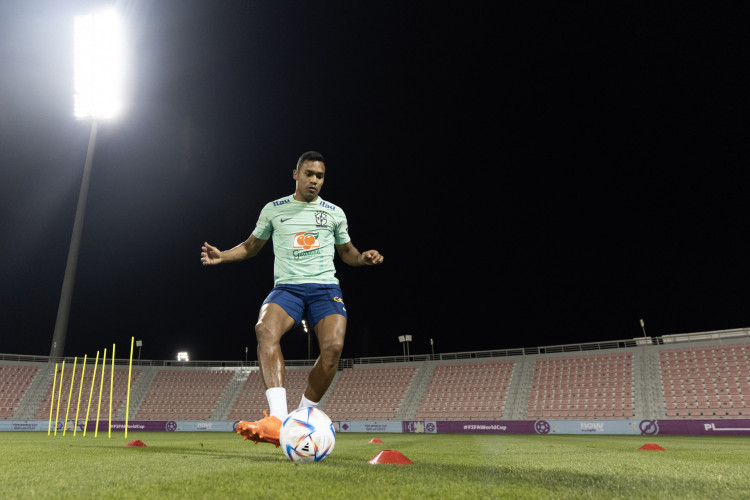 Alex Sandro em campo durante treinamento da seleção brasileira