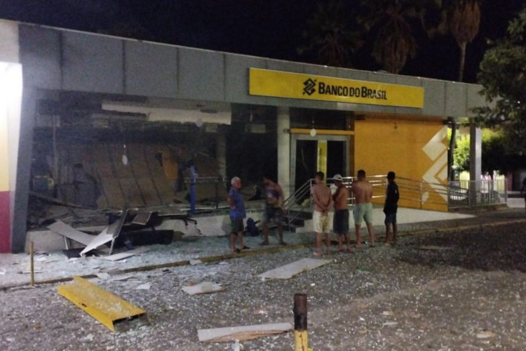 grupo de criminosos explode agência bancaria em Ipu.