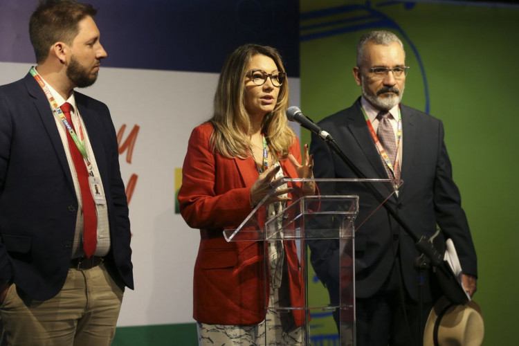 A coordenadora de Organização da Posse de Lula, Janja Lula da Silva, e os integrantes do grupo, o embaixador Fernando Luís Lemos Igreja e Márcio Tavares, também integrante do Grupo Técnico (GT) de Cultura, dão entrevista coletiva no auditório do CCBB, em Brasília.