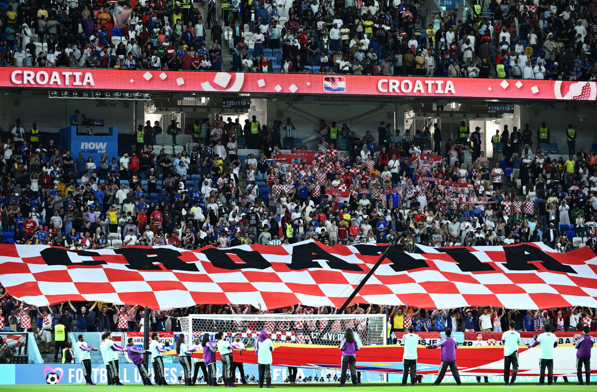 Torcedores exibem bandeira da Croácia em jogo da Copa do Mundo 2022 (Foto: Jewel SAMAD / AFP)