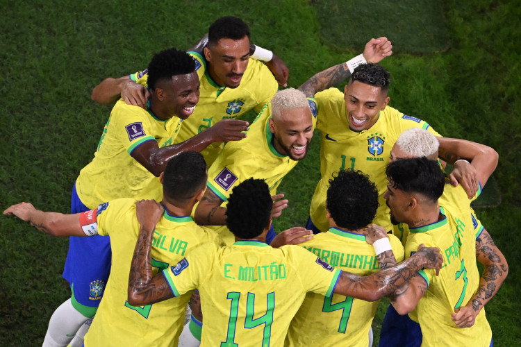 Jogadores da seleção brasileira comemorando um gol contra a Coreia do Sul 