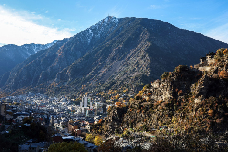 Esta fotografia mostra uma visão geral da cidade de Andorra la Vella em Andorra em 30 de novembro de 2022