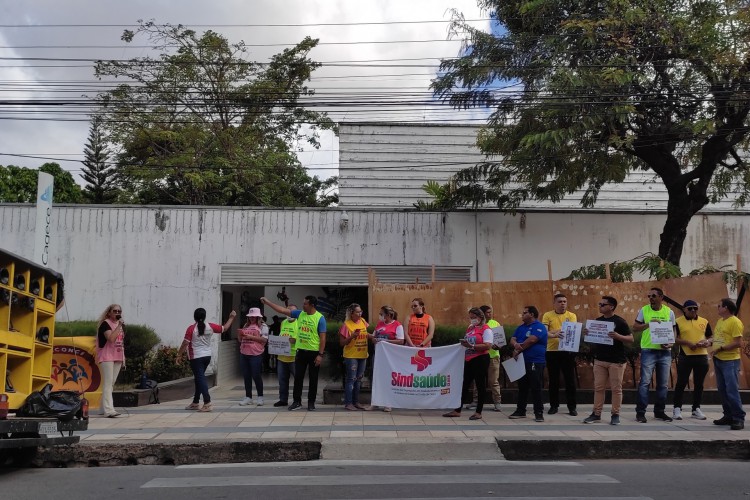 Servidores terceirizados da Cagece realizaram manifestação em frente à unidade da Companhia, nesta quinta-feira, 8.