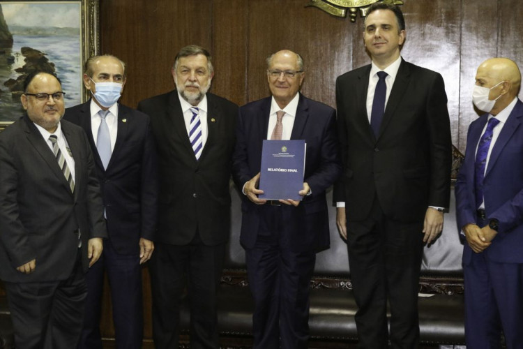 Vice-Presidente eleito, Geraldo Alckmin e o presidente do Senado, Rodrigo Pacheco, recebem relatório final da Subcomissão da Educação na Pandemia