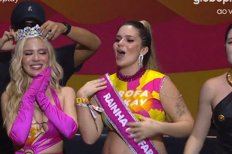 Karoline Lima recebeu a coroa de rainha da Farofa, entregue por Viih Tube