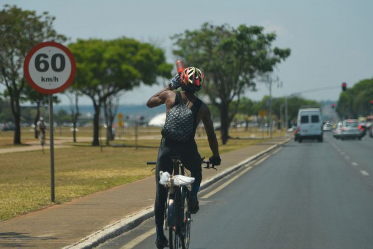 Na esplanada dos ministérios, pessoas utilizam suas bicicletas no dia de comemoração ao Dia Mundial Sem Carro (Marcello Casal Jr/Agência Brasil/Agência Brasil)