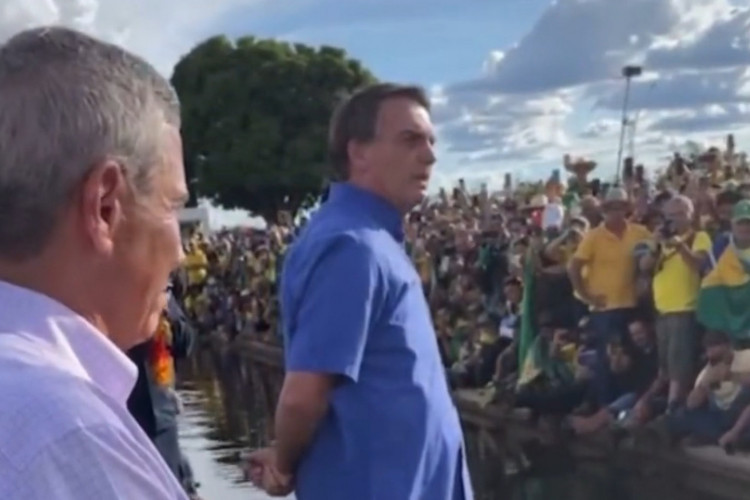 Bolsonaro falando com apoiadores no Palácio da Alvorada, nesta sexta-feira, 8