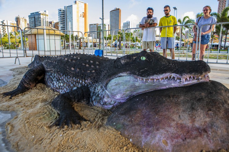 ESCULTURA de jacaré está na exposição 