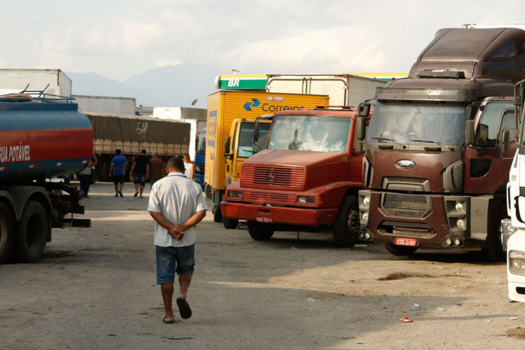 Caminhoneiros ainda ocupam trecho da Rodovia Presidente Dutra, em Seropédica, Rio de Janeiro.