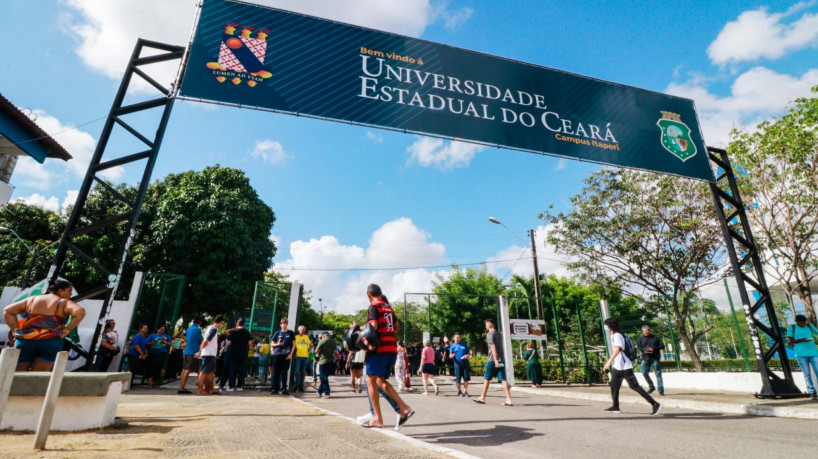 Até agora, 190 professores efetivos já foram aprovados em concurso e tomaram posse, já atuando nos diversos cursos da instituição.