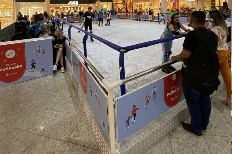 A pista de patinação no Shopping Iguatemi Bosque inaugurou semana passada