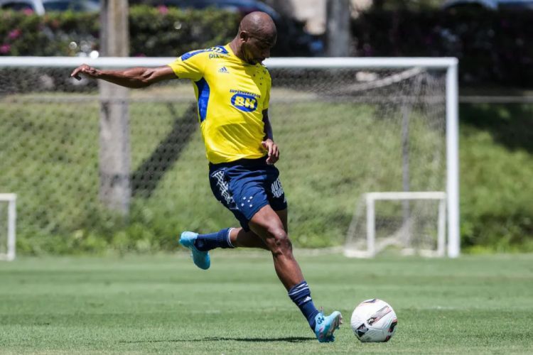 Atacante Waguininho em treino pelo Cruzeiro