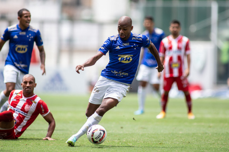 Atacante Waguininho no jogo Cruzeiro x Villa Nova, na Arena Independência, pelo Campeonato Mineiro 2022