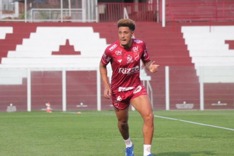 Lateral Willian Formiga atuando pelo Vila Nova
