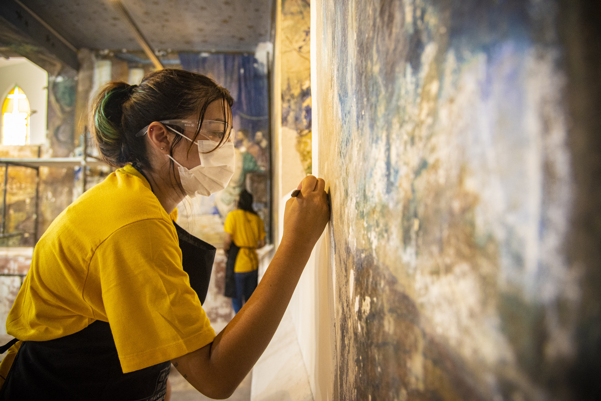 Alunos da Escola de Artes e Ofícios Thomaz Pompeu Sobrinho participaram do restauro de murais artísticos da cripta da Igreja Nossa Senhora dos Remédios em 2022