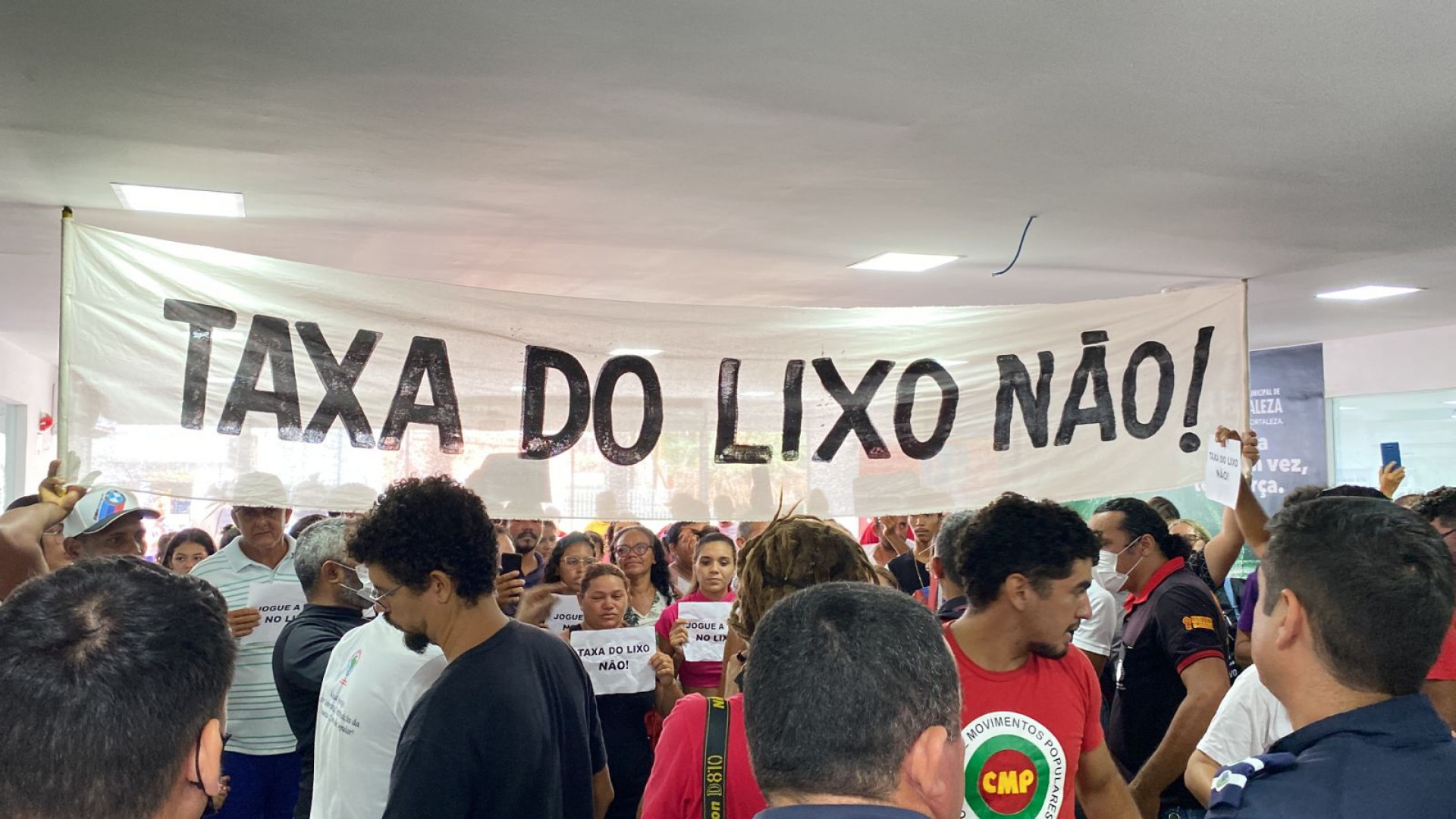 ￼MANIFESTANTES protestaram contra a Taxa do Lixo quando proposta tramitou na CMFor (Foto: Via WhatsApp O POVO)