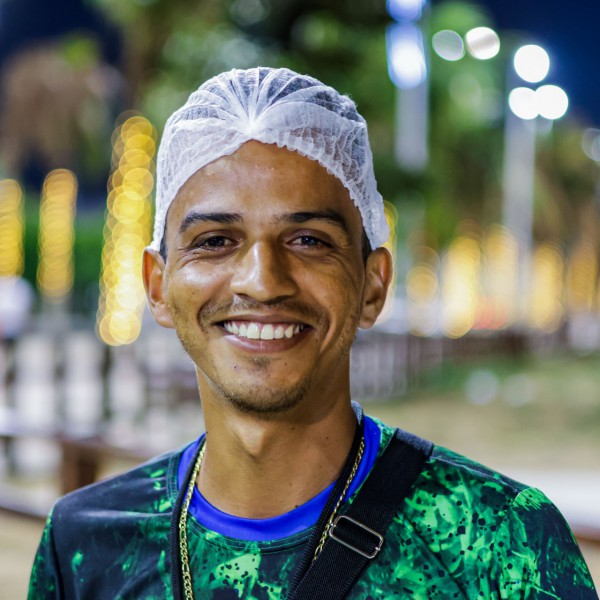 FORTALEZA, CEARA, BRASIL, 15.12.22: Wilker Silva. Luzes de Natal na Avenida Desembagador de Moreira no Jardins Open Mall, iluminação de natal. (Aurelio Alves/ O POVO)