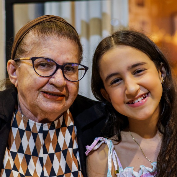 FORTALEZA, CEARA, BRASIL, 15.12.22: Armenia Almeida 76 anos / Luma Frota, 11 anos. Luzes de Natal na Avenida Desembagador de Moreira no Jardins Open Mall, iluminação de natal. (Aurelio Alves/ O POVO)