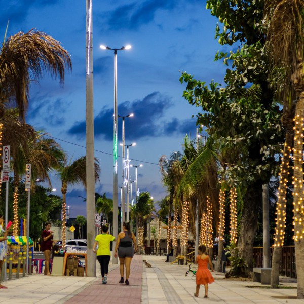 FORTALEZA, CEARA, BRASIL, 15.12.22: Luzes de Natal na Barra do Ceara, iluminação de natal na orla de fortaleza no calçadão da Barra do Ceara. (Aurelio Alves/ O POVO)