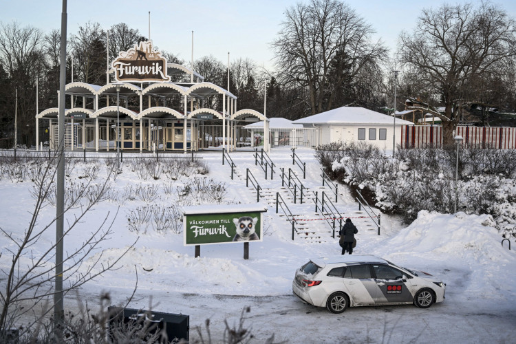 Uma foto tirada em 15 de dezembro de 2022 mostra um veículo de uma empresa de segurança perto da entrada principal do zoológico de Furuvik, na Suécia