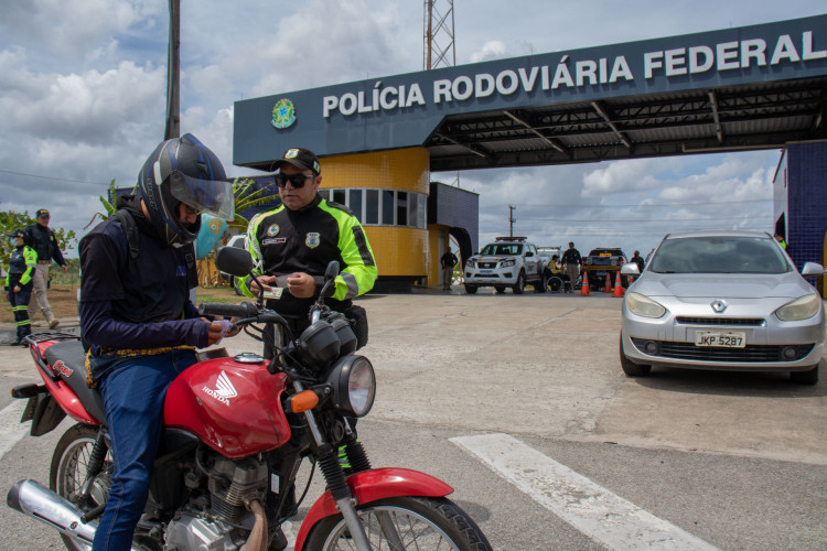 FORTALEZA, CEARÁ, BRASIL, 15-12-2022: A Polícia Rodoviária Federal (PRF)no Ceará inicia a Operação Integrada Rodovida 2022-2023, com o propósito de prevenir acidentes e condutas perigosas nas estradas do estado.. (Foto: Samuel Setubal/ Especial para O Povo)