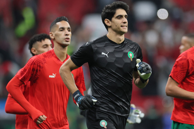 Goleiro Bounou durante aquecimento antes do duelo contra a França pelas semifinais da Copa do Mundo 