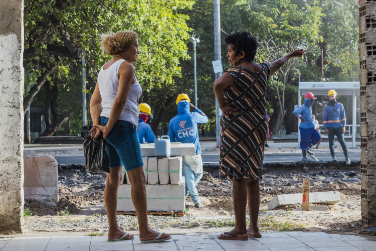 FORTALEZA, CEARÁ, 15-12-2022: Obras de troca do asfalto para tijolos intertravado, na Avenida Sargento Hermínio. (Foto: Fernanda Barros/ O Povo)