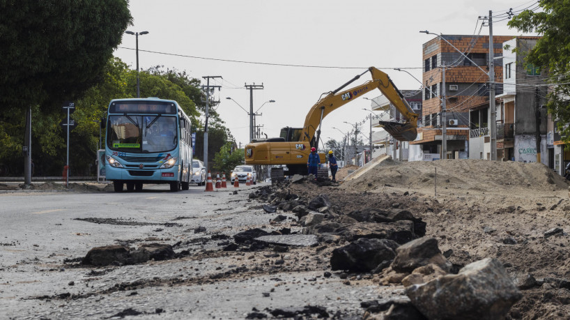 FORTALEZA, CEARÁ, 15-12-2022: Obras de troca do asfalto para tijolos intertravado, na Avenida Sargento Hermínio. (Foto: Fernanda Barros/ O Povo)