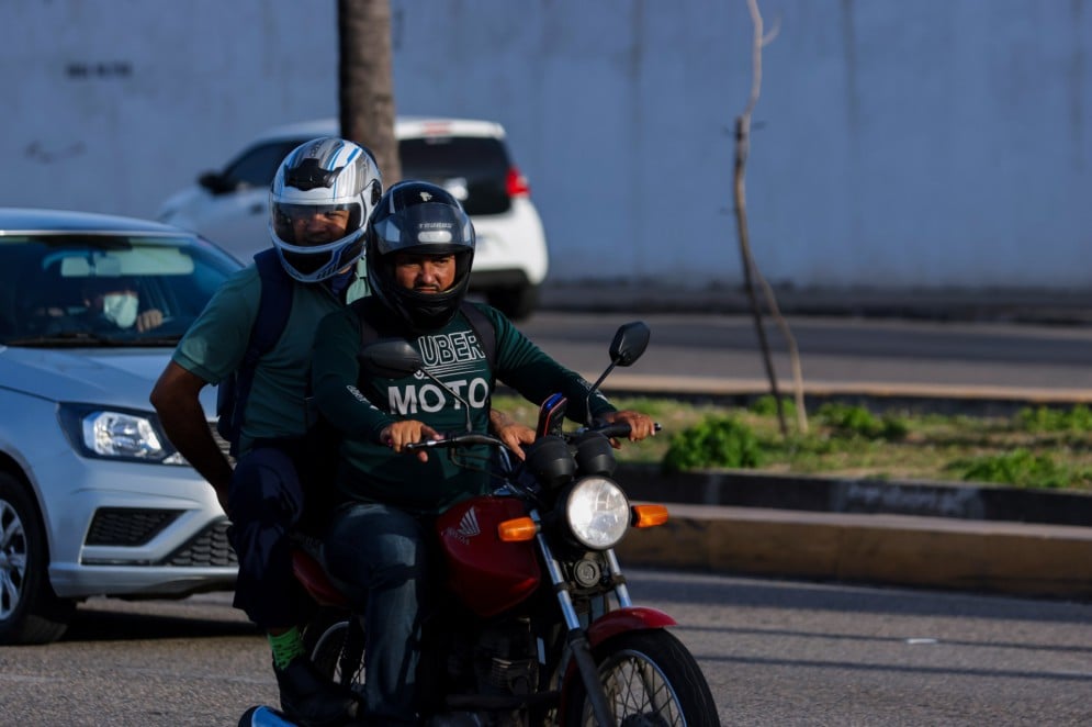 Fortalecimento dos aplicativos de entrega e transporte por aplicativo puxam o crescimento do número de motos em circulação na Capital(Foto: AURÉLIO ALVES)