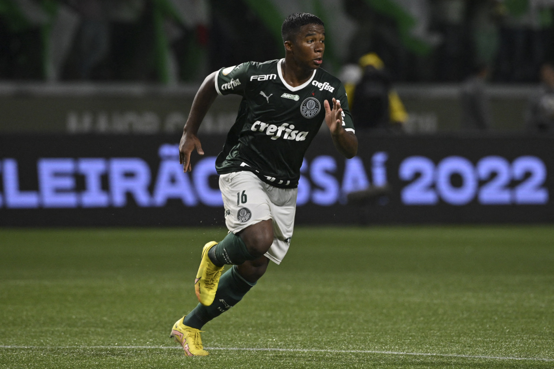 Atacante de 16 anos vestirá camisa do time espanhol (Foto: NELSON ALMEIDA / AFP)