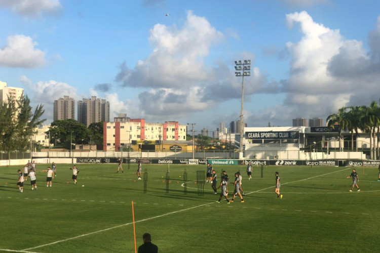 Parte do elenco do Ceará esteve em campo na atividade com bola